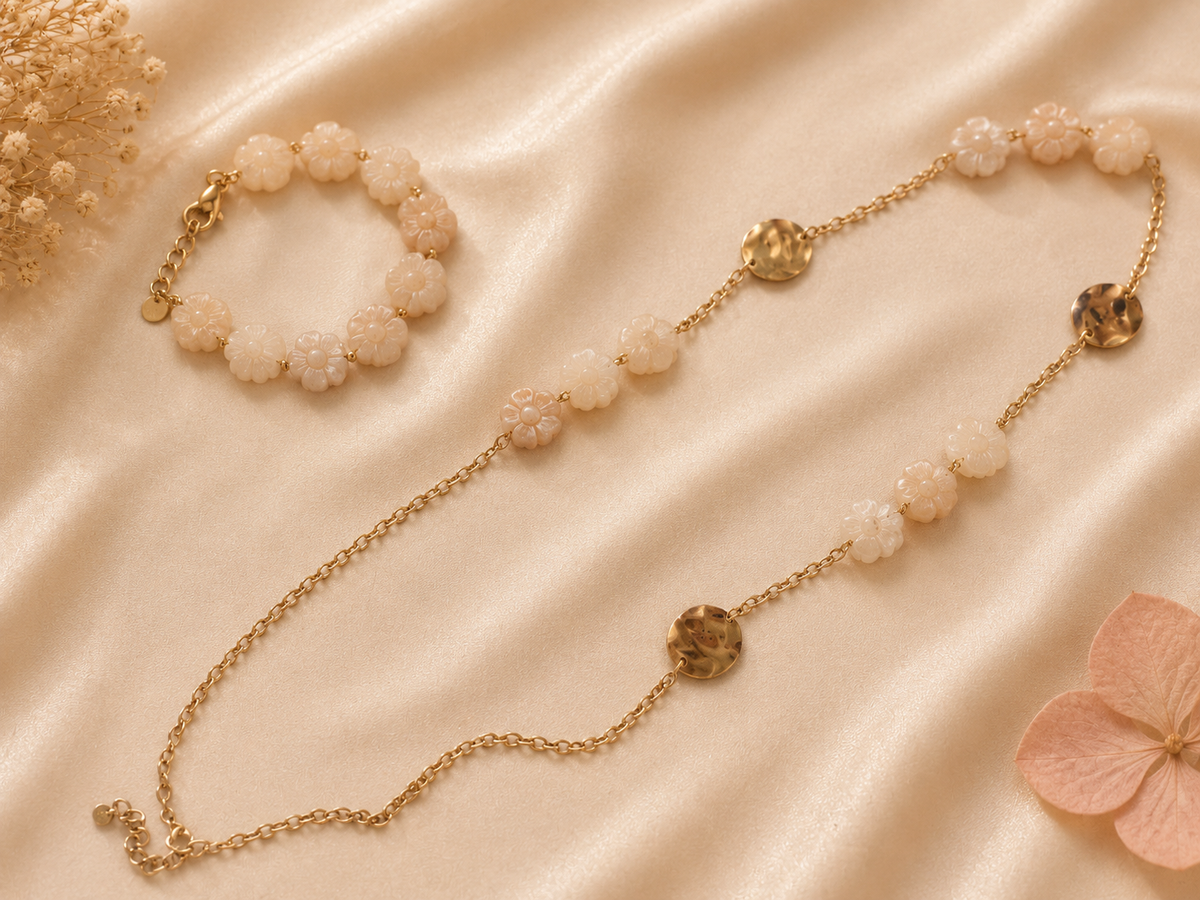 Flora - Collier avec Fleurs en Résine & Médaillons Dorés en acier inoxydable pour femme
